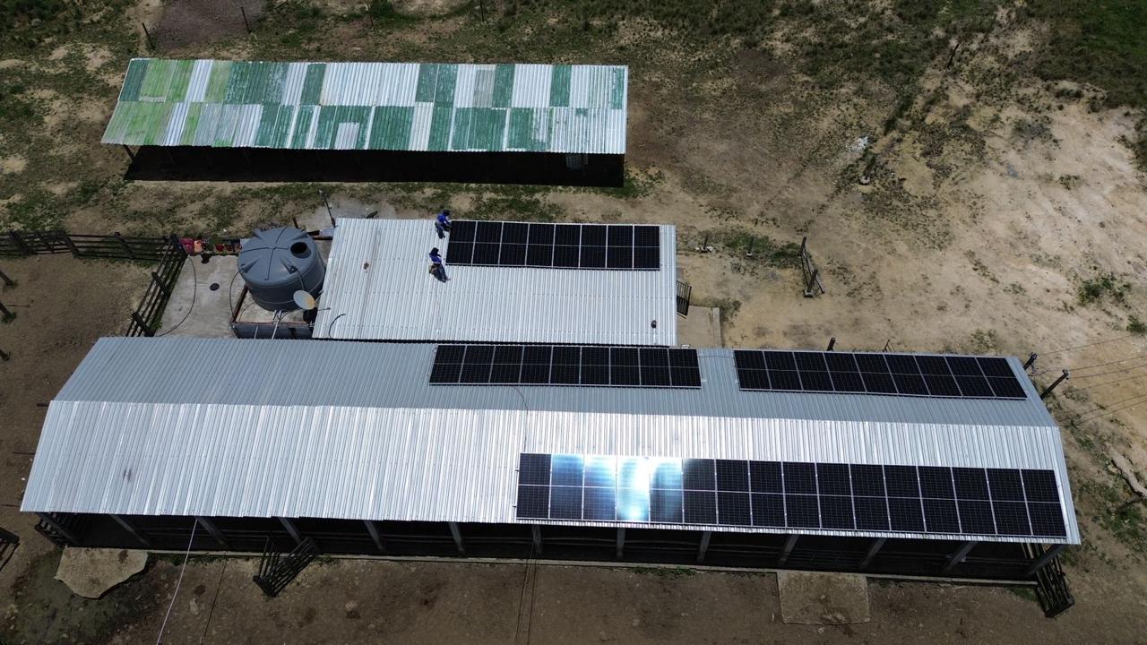 Vista aérea de instalação solar em cobertura metálica